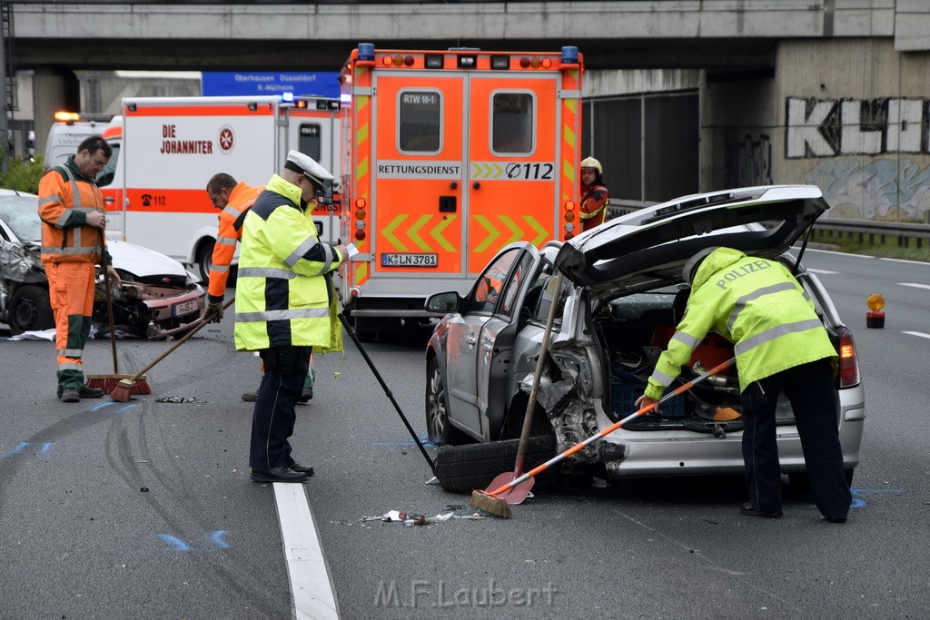 VU Auffahrunfall A 3 Rich Oberhausen kurz vor AS Koeln Dellbrueck P146.JPG - Miklos Laubert